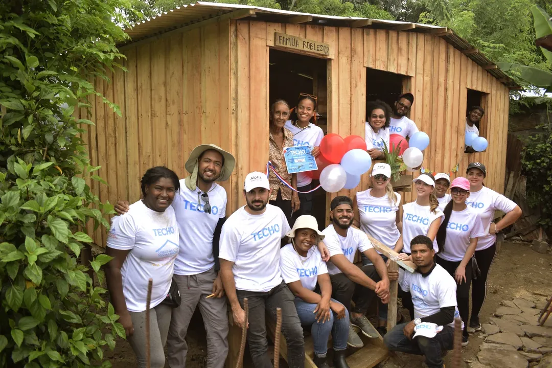 Junto A @Alphainversiones Trabajamos En Conjunto Por La Transformación De La Vida De Una Familia 💙 ¡Gracias Por Apoyar La Construcción Del País Que Soñamos! Cada Acción Construye Junto A Nuestros Aliados ✨ (2)